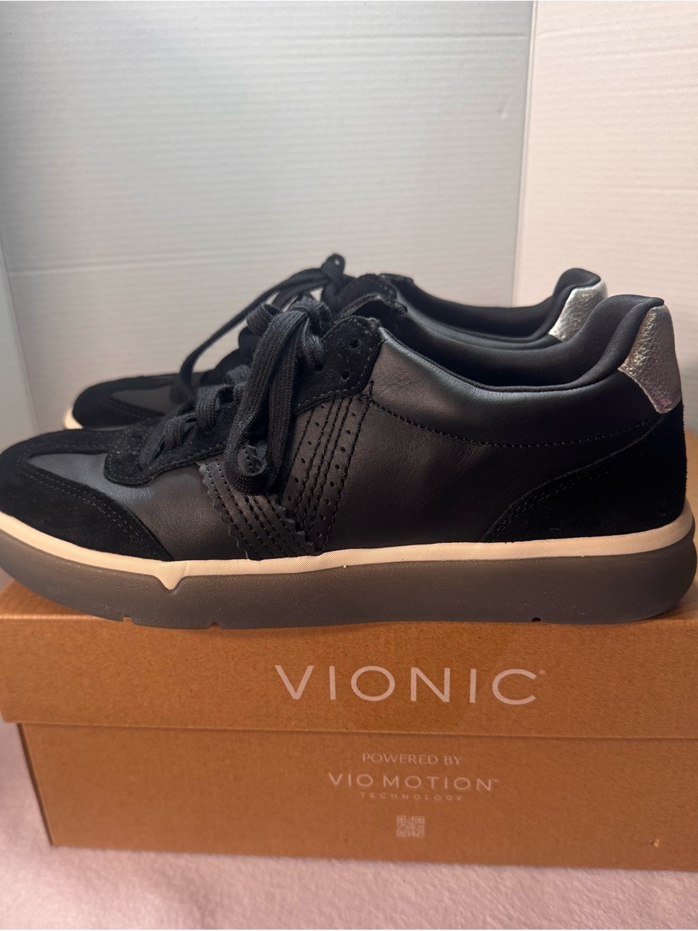 Vionic City Walk Women’s 9 Black Leather Suede Walking Sneakers Shoes Box